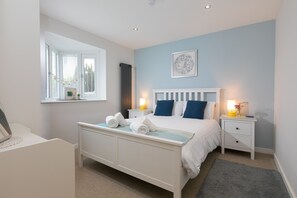 4 bedrooms, iron/ironing board, WiFi, bed sheets