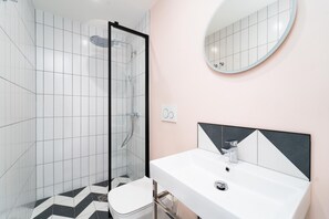 Ein modernes Badezimmer mit Dusche, Toilette und Waschbecken.