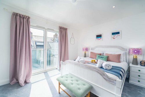 Mavericks – Sleeps 8 - Sea Views – Parking – Outside Space