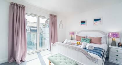 Mavericks – Sleeps 8 - Sea Views – Parking – Outside Space