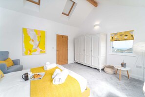 4 bedrooms, desk, iron/ironing board, WiFi - Mavericks – Sleeps 8 - Sea Views – Parking – Outside Space (St Ives)