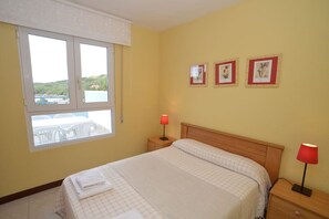 2 bedrooms, iron/ironing board, bed sheets