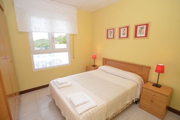 2 bedrooms, iron/ironing board, bed sheets