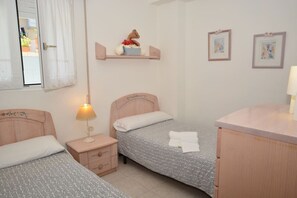 2 室のベッドルーム、アイロン / アイロン台、ベッドシーツ