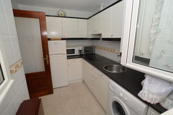 Een koelkast, een microgolfoven, een oven, een kookplaat