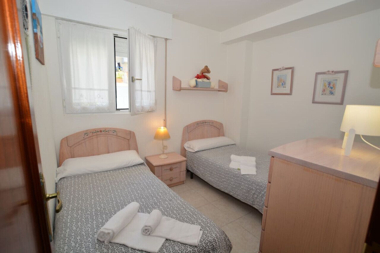 2 dormitorios, tabla de planchar con plancha, ropa de cama