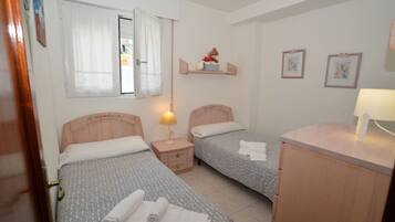 2 dormitorios, tabla de planchar con plancha, ropa de cama