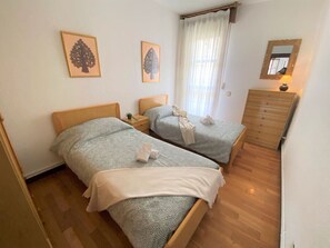 2 bedrooms, iron/ironing board, bed sheets