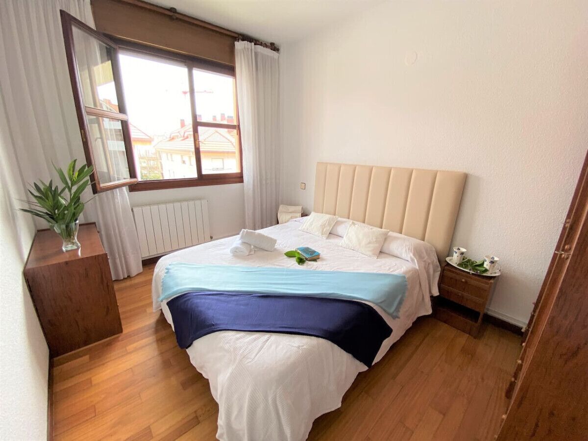 2 dormitorios, tabla de planchar con plancha, ropa de cama
