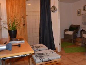 Chuveiro, toalhas de banho