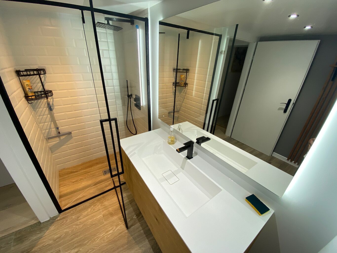 Baignoire, sèche-cheveux, serviettes fournies, savon