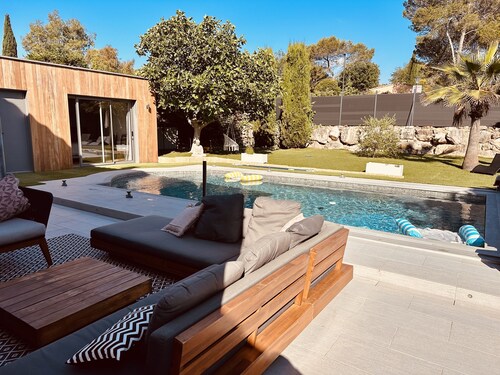 Beautiful Neo provencal Villa with its private pool in a secured domain