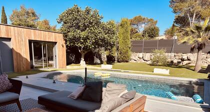 Beautiful Neo provencal Villa with its private pool in a secured domain