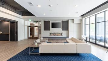 Smart TV, buku, dan peralatan stereo