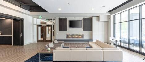 Smart-TV, Bücher, Stereoanlage