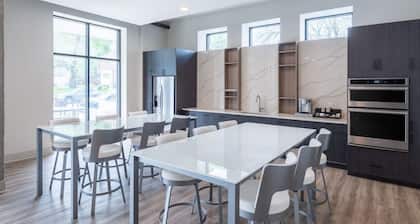 East Side Luxury 1BR Apt · Near Brady St with Balcony and Lounge · Sleeps 4
