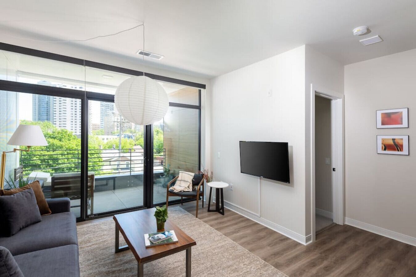 Una Smart TV, libros, un reproductor estéreo