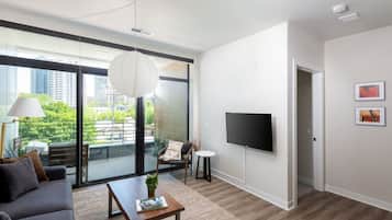 Smart TV, buku, dan peralatan stereo