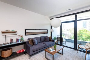 TV connectée, livres, chaîne hi-fi