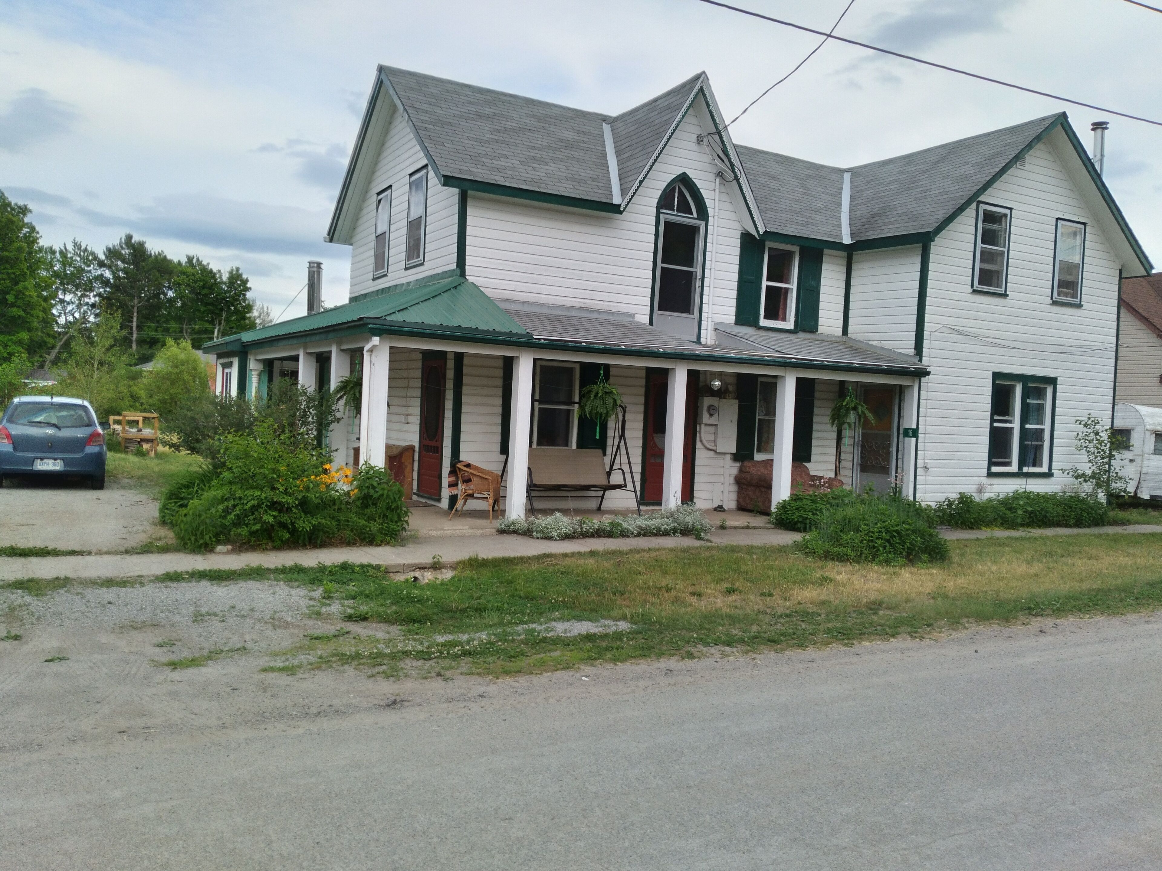 Family-friendly and pet-friendly home away from home. 2 minutes from the river