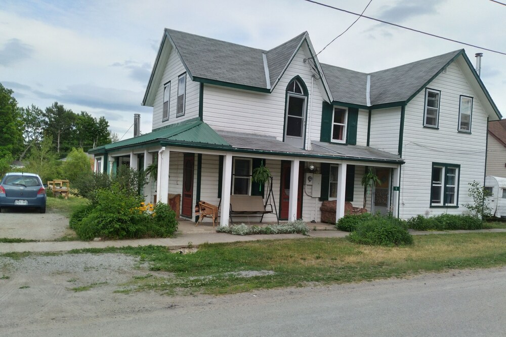 Family-friendly and pet-friendly home away from home. 2 minutes from the river