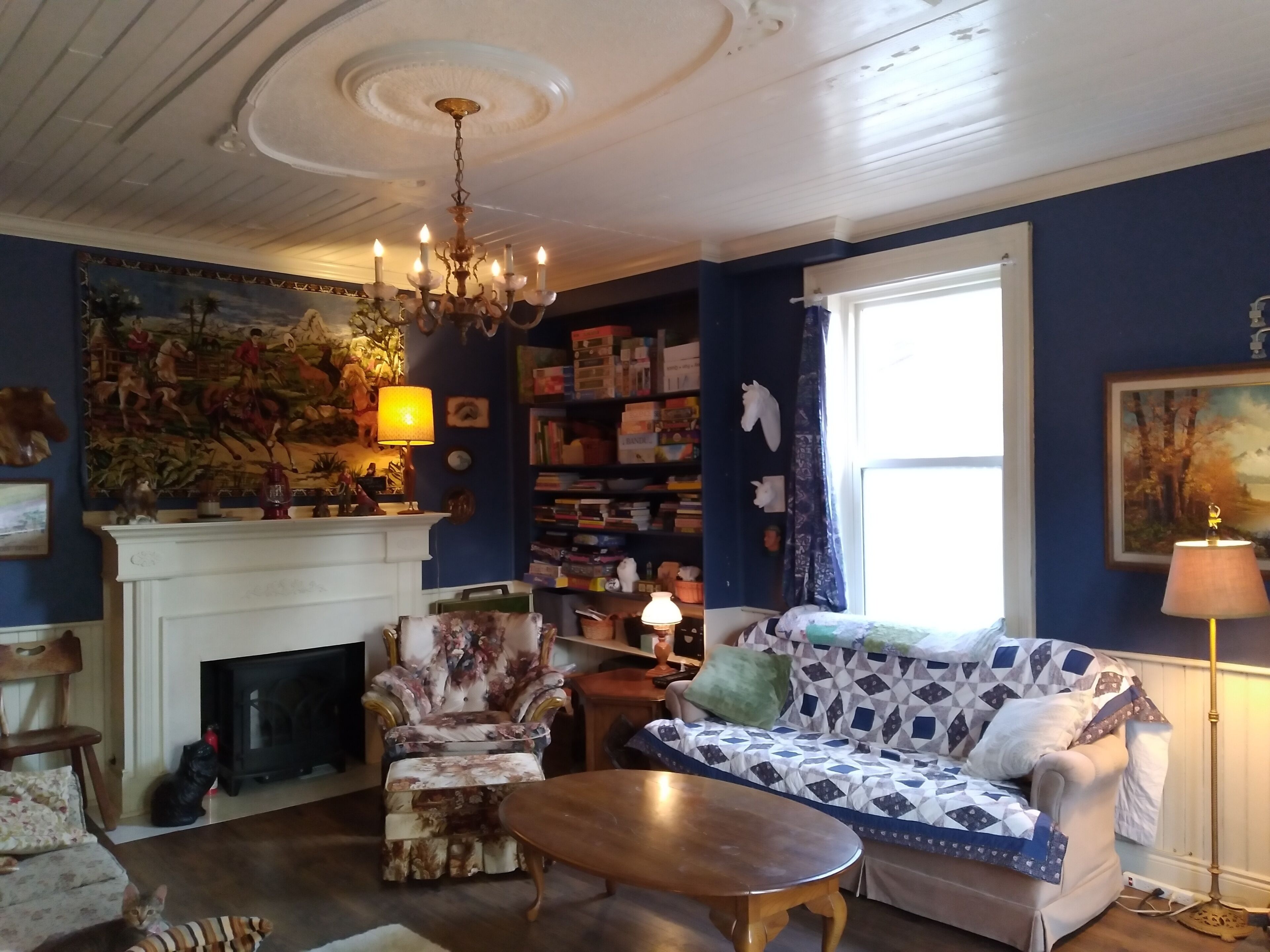 Family-friendly and pet-friendly home away from home. 2 minutes from the river