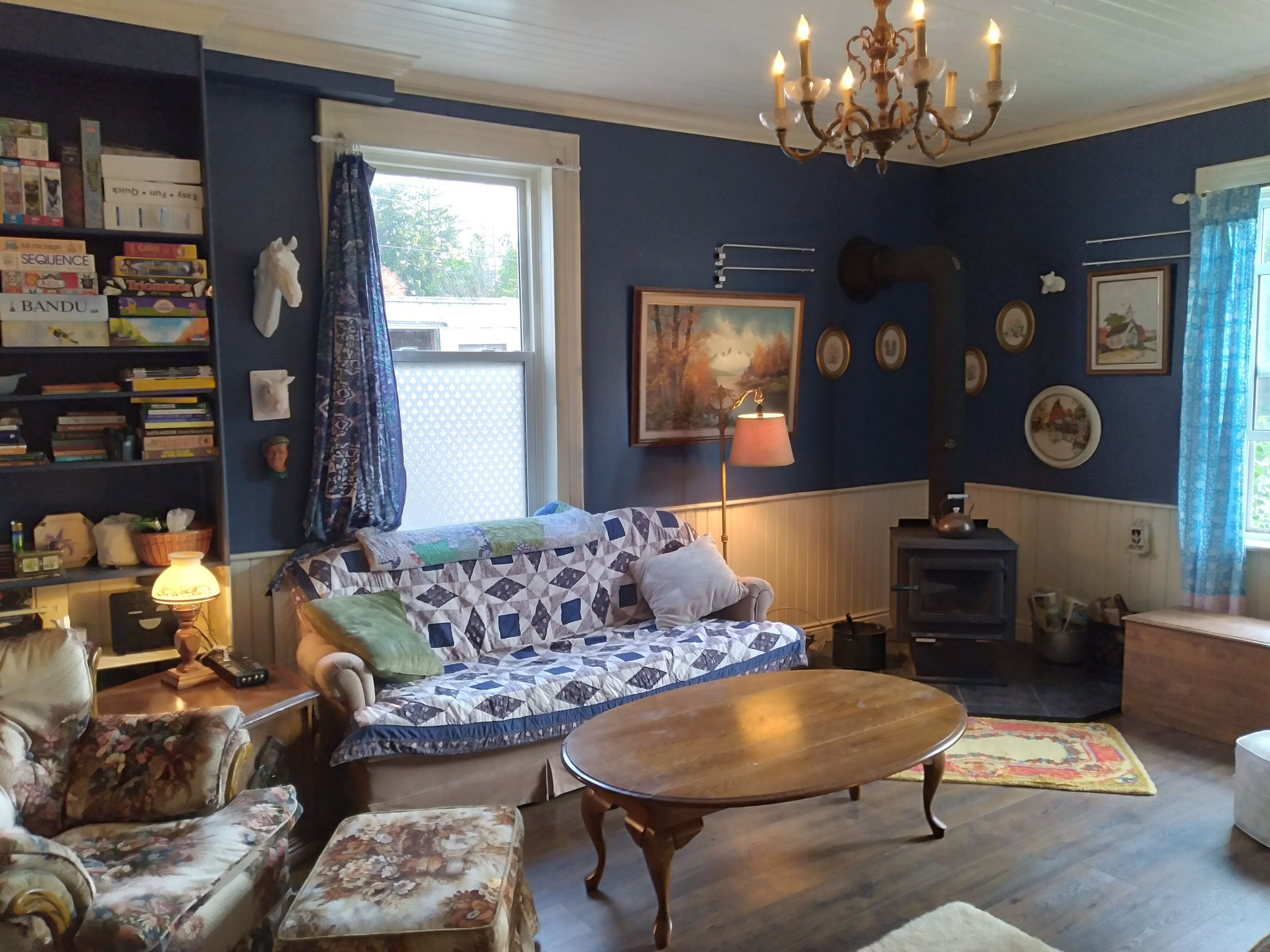 Family-friendly and pet-friendly home away from home. 2 minutes from the river