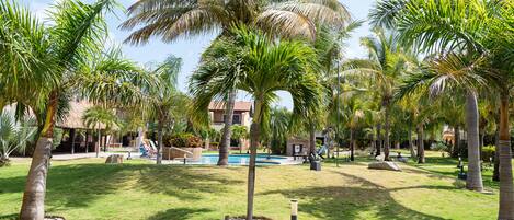 Een buitenzwembad en een verwarmd zwembad