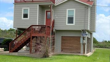 Basic House, Private Bathroom, River View (Miller Time in Matty) | Exterior