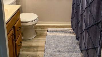 Basic House, Private Bathroom, River View (Miller Time in Matty) | Bathroom