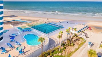 Accommodatie ligt op het strand, ligstoelen, strandlakens