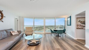 TV connectée, table de tennis de table, livres, chaîne hi-fi