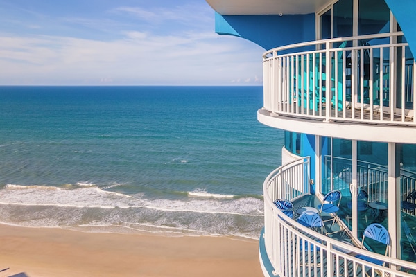 Rannalla, aurinkotuoleja, rantapyyhkeitä