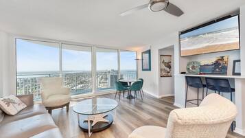 Smart-tv, een tafeltennistafel, boeken en een stereo