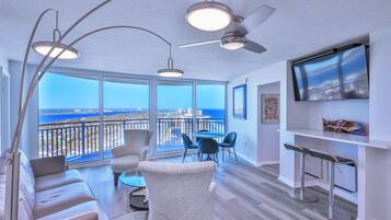 Smart-tv, een tafeltennistafel, boeken en een stereo