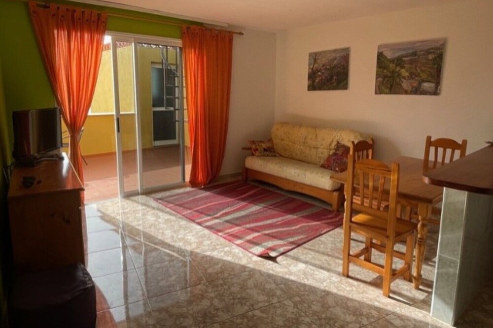 An oasis with a double panoramic view over the ocean and the mountain El Teide 2