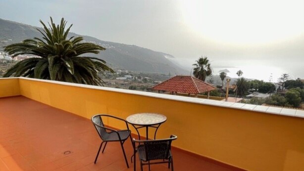 Outdoor dining - An oasis with a double panoramic view over the ocean and the mountain El Teide 2 (Icod de los Vinos)