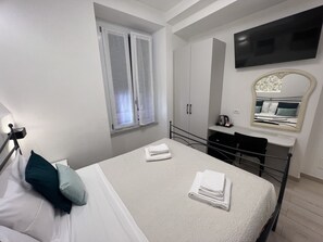 1 bedroom, WiFi - Double Room inside the Rent on the Arch (Monterosso al Mare)