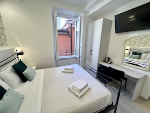 1 bedroom, WiFi - Double Room inside the Rent on the Arch (Monterosso al Mare)