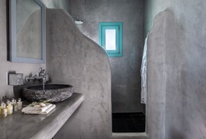 Bañera, secador de pelo, toallas y jabón