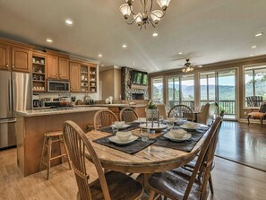 Dining - Sunrise Ridge - Sunrise Views, Hot Tub - Minimum (Ellijay)