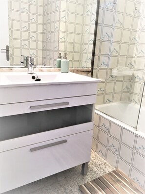 Dusche, Seife, Shampoo, Toilettenpapier