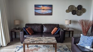 Smart TV, fireplace, books - Families ~ Couples ~ Snowbirds ~ Gulf Views 7th Floor (Panama City Beach)