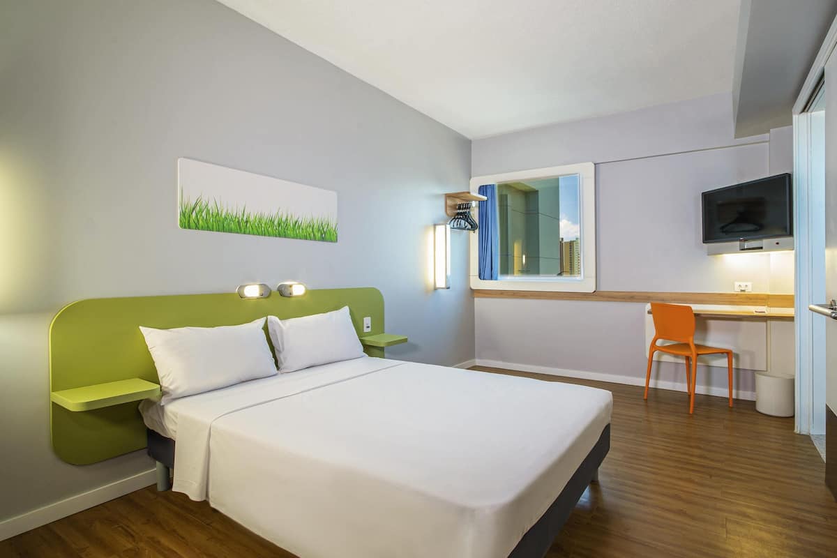 Standard Room, 1 Double Bed, Mobility Accessible | Desk, laptop workspace, blackout drapes, free cribs/infant beds