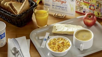Bandeja de desayuno con tostadas, cereal, café y un vaso de jugo de naranja.