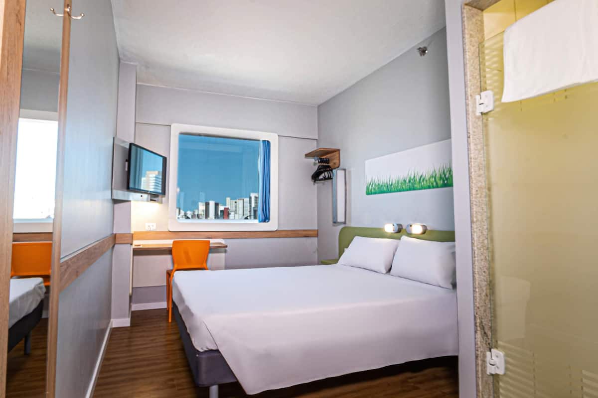 1 bilik tidur, meja, ruang kerja komputer riba