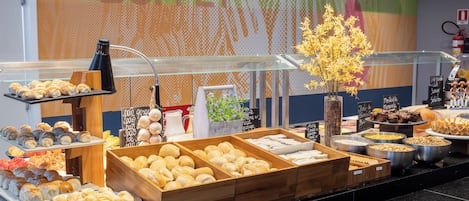 Buffet breakfast on weekdays (BRL 38 per person)
