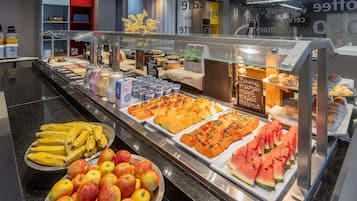 Café da manhã com buffet mediante uma taxa durante a semana