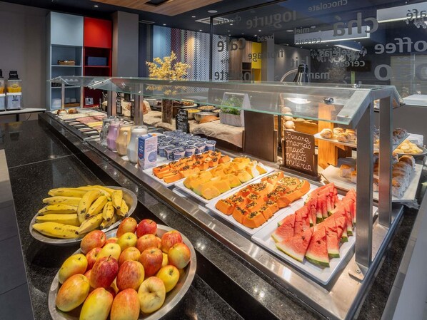 Buffet breakfast for a fee on weekdays