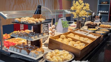 Buffet breakfast for a fee on weekdays